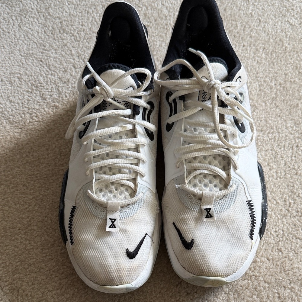Nike Men's White and Black Athletic Sneakers